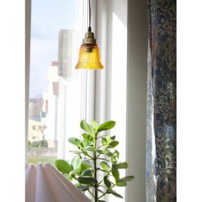 Emmi Ø12 Ámbar lámpara de ventana De PR Home - Emmi es una lámpara de ventana pequeña con vidrio acanalado color ámbar y detalles de latón.