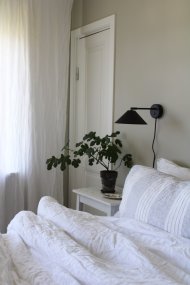 Cannes 30cm Negro lámpara de lectura De Globen Lighting - El interruptor de encendido se encuentra en el soporte de pared para facilitar su uso.