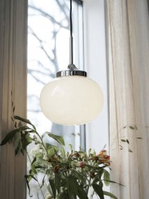 Elsy Ø18 Blanco lámpara de ventana De PR Home - La pantalla de cristal artesanal en un suave tono blanco le confiere a cada l&aacute;mpara un car&aacute;cter &uacute;nico, mientras que los detalles met&aacute;licos cromados aportan un elegante contraste.