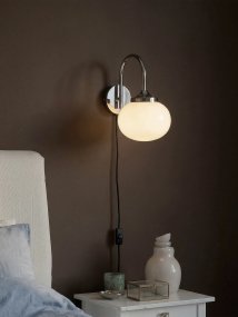 Elsy 30cm Blanco lámpara de lectura De PR Home - La pantalla de cristal artesanal en un suave tono blanco le confiere a cada l&aacute;mpara un car&aacute;cter &uacute;nico, mientras que los detalles met&aacute;licos cromados crean un contraste elegante y exclusivo.