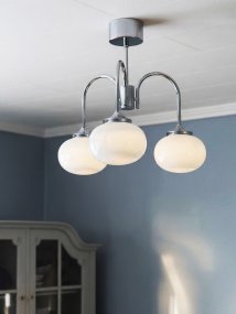 Elsy Ø52 Cromo plafón De PR Home - Cuenta con tres brazos orientados hacia abajo con pantallas de cristal blanco que difunden una luz suave y agradable, creando un ambiente confortable en salas de estar, comedores o pasillos.