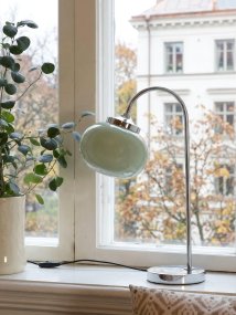 Elsy 50cm Verde lámpara de mesa De PR Home - La pantalla de cristal artesanal en un suave verde salvia le confiere a cada l&aacute;mpara un car&aacute;cter &uacute;nico, mientras que los detalles met&aacute;licos cromados crean un estilo elegante y atemporal.