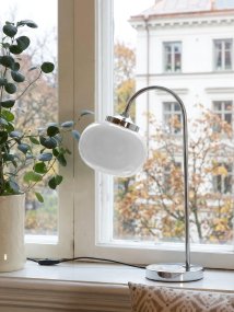 Elsy 50cm Blanco lámpara de mesa De PR Home - Su pantalla de cristal artesanal en un suave tono blanco le confiere un car&aacute;cter &uacute;nico, mientras que los detalles met&aacute;licos cromados crean un estilo elegante y atemporal.