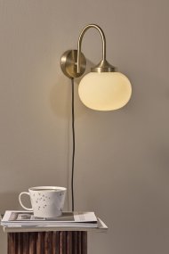Elsy 30cm Latón cepillado De PR Home - La pantalla de cristal artesanal en un suave blanco crema le confiere a cada lámpara un carácter único, mientras que los detalles en latón cepillado crean un contraste elegante y exclusivo.