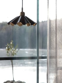 Aira Ø25 Negro De PR Home - La l&aacute;mpara de ventana Aira es ideal para quienes desean crear un ambiente armonioso y exclusivo en su hogar, desde la sala de estar y el dormitorio hasta el pasillo y la oficina en casa.