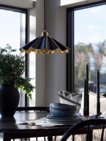 Aira Ø40 Negro De PR Home - La l&aacute;mpara proporciona una luz c&aacute;lida y acogedora, ideal para colocar sobre una mesa de comedor o de centro.