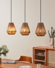 Alderney 90cm Naturaleza Lámpas de techo De Eglo - Esta elegante lámpara de techo con tres pantallas colgantes hechas de ratán tejido le da a la habitación un ambiente natural y acogedor.