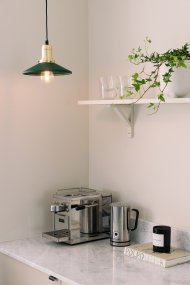 Disc Ø22 Verde lámpara de ventana De Globen Lighting - Disc es una encantadora lámpara de zapatero de principios de siglo.