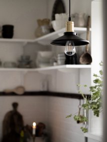 Disc Ø22 Negro lámpara de ventana De Globen Lighting - Disc es una encantadora l&aacute;mpara de zapatero de principios de siglo.