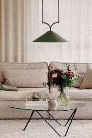 Curve Ø50 Verde musgo Lámpas de techo De Globen Lighting - Fabricada en metal lacado mate con dos cables textiles de 120 cm y una caja de techo metálica a juego.