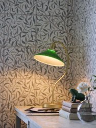 Axel 50cm Latón lámpara de escritorio De PR Home - La pantalla de cristal está montada en el soporte de metal con tres tornillos, lo que es un bonito detalle en sí mismo y refuerza la sensación clásica.