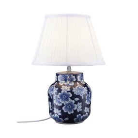 Fanny 47cm Azul lámpara de mesa De PR Home - I kombination med den veckade textilsk&auml;rmen bidrar lampan med en tidl&ouml;s elegans till rummet.