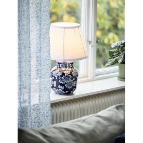 Fanny 47cm Azul lámpara de mesa De PR Home - I kombination med den veckade textilsk&auml;rmen bidrar lampan med en tidl&ouml;s elegans till rummet.