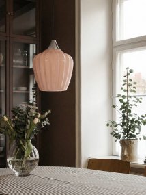 Amalfi Ø25 Albaricoque De PR Home - Gracias a su forma armoniosa, Amalfi se convierte en un elegante punto focal, por ejemplo, sobre una mesa de comedor o de centro, o en el dormitorio, y complementa tanto estilos de interiorismo clásicos como modernos.