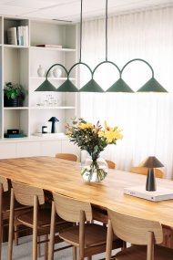 Curve 165cm Verde musgo Lámpas de techo De Globen Lighting - La l&aacute;mpara colgante est&aacute; hecha de metal lacado mate con cinco pantallas e incluye dos cables textiles de 200 cm de largo y una caja de techo a juego.