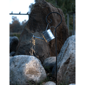 Dew Drop Water can Zinc lámpara solar De Star Trading - Dale a tu jardín un toque encantador y vibrante con la regadera solar "Gota de Rocío".