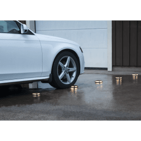 Driveway Negro lámpara solar De Star Trading - La l&aacute;mpara proporciona una luz blanca y fr&iacute;a al anochecer, tras cargarse con la luz solar durante el d&iacute;a.