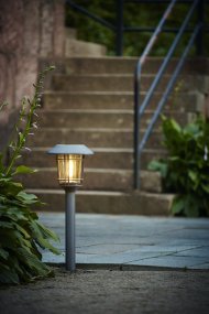 Filip Grafito lámpara solar De Star Trading - La baliza solar Filip es una solución de iluminación elegante y práctica para jardines y senderos.