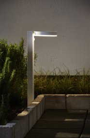 Vidi Blanco lámpara solar De Star Trading - Iluminacion de caminos alimentada por energía solar que ilumina el bolardo solar por la noche y mediante detección de movimiento durante 25 segundos con 500 lúmenes y luego reduce a 70 lúmenes de luz continua.