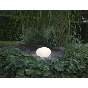 Globy 18cm Blanco lámpara solar De Star Trading - Brilla con una c&aacute;lida luz blanca en la oscuridad, creando un ambiente acogedor.