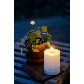 Flamme Saul 13cm Blanco lámpara solar De Star Trading - La vela cuenta con un panel solar oculto dentro de la carcasa de pl&aacute;stico y debe colocarse cerca de la luz solar durante el d&iacute;a con la luz encendida para una carga &oacute;ptima.