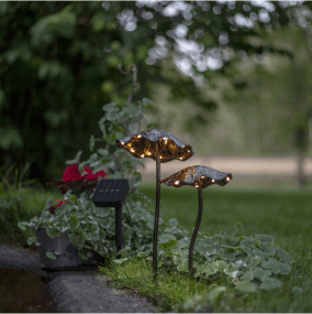 Lumini Marrón lámpara solar De Star Trading - Un peque&ntilde;o micro-LED se encuentra debajo de cada hongo y emite una c&aacute;lida luz blanca al anochecer.