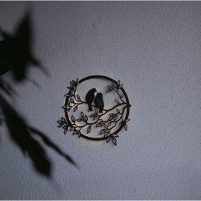 Love Birds Negro lámpara solar De Star Trading - El modelo está diseñado como una silueta con pájaros y ramas y es una hermosa decoración tanto de día como en la oscuridad, cuando brilla con cálidas gotas de rocío blanco.