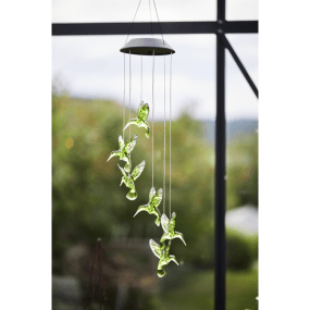 Kolibri Verde lámpara solar De Star Trading - La estructura colgante le da vida y movimiento, creando un ambiente especial tanto de d&iacute;a como de noche.
