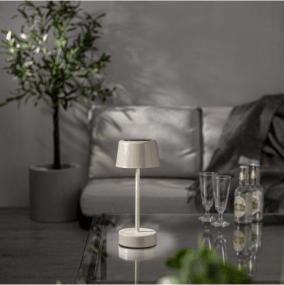 Solei Beige lámpara solar De Star Trading - La lámpara se carga parcialmente con el sol, pero también se puede cargar con el cable USB incluido.