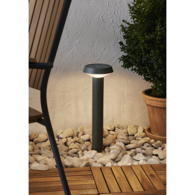 Casa 45cm Verde lámpara solar De Star Trading - Peque&ntilde;a baliza solar de metal con recubrimiento en polvo verde mate.