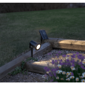 Powerspot Negro lámpara solar De Star Trading - El panel se conecta al foco mediante un cable de 2 metros, lo que permite colocarlo f&aacute;cilmente bajo la luz solar directa, necesaria para cargar las bater&iacute;as.