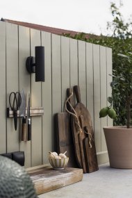 Hubble Negro lámpara de exterior De Globen Lighting - Hubble es una elegante l&aacute;mpara de pared negra que difunde la luz hacia arriba y hacia abajo, creando un hermoso juego de luz en la pared.