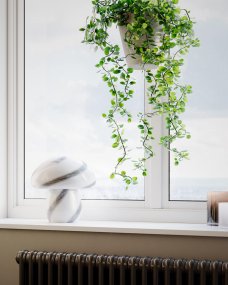 Mira Mushroom 30cm Blanco/negro lámpara de mesa De By Rydéns - La lámpara no es solo una fuente de luz funcional, sino también un detalle artístico que resalta su interior con su diseño inspirado en la naturaleza y su calidad artesanal.