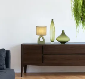 Triangle 30cm Verde lámpara de mesa De Globo Lighting - Den triangelformade basen med ett stilrent utskuret h&aring;l ger ett modernt intryck, medan den ovala textilsk&auml;rmen i mjuk ljusgr&ouml;n f&auml;rg sprider ett behagligt och j&auml;mnt ljus.