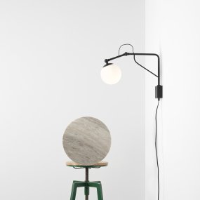 Soho 50cm Negro lámpara de pared De Artera - La lámpara presenta un elegante marco de metal negro mate y un globo opalino que emite una luz suave y cálida, creando una atmósfera acogedora en cualquier habitación.