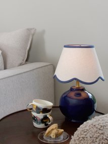 Nell 34cm Azul De PR Home - La base esf&eacute;rica en un brillante azul intenso armoniza a la perfecci&oacute;n con la pantalla de tela beige, creando una apariencia suave y armoniosa, ideal para dormitorios y salas de estar.