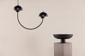 Lyckorna 55cm Negro Lámpas de techo De Venture Design - Es ideal para quienes buscan una l&aacute;mpara decorativa y elegante, con un dise&ntilde;o suave que se adapta a la mayor&iacute;a de las habitaciones y estilos de interior.