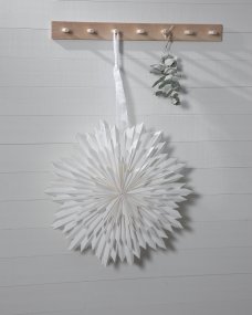 Ice Ø50 Blanco De Star Trading - Se incluye una elegante cinta para que colgar la estrella sea m&aacute;s f&aacute;cil.
