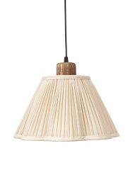 Siv Ø25 Blanquecino Lámpas de techo De PR Home - La pantalla tiene un anillo de fijaci&oacute;n superior y viene con una suspensi&oacute;n de techo con un portal&aacute;mparas de madera de mango.
