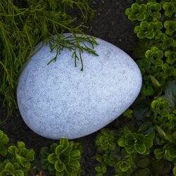 Stone Gris De Lightson - Durante el d&iacute;a, Stone se asemeja a una piedra real con su superficie moteada, y por la noche tiene un c&aacute;lido brillo blanco que se extiende hermosamente por el entorno.