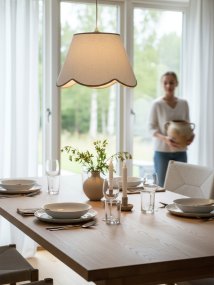 Nell Ø35 Beige Lámpas de techo De PR Home - Esta preciosa l&aacute;mpara colgante, confeccionada en un tejido similar al lino, combina la forma cl&aacute;sica con la flexibilidad moderna.