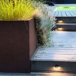 Aries 4 Negro De Lightson - Aries es una hermosa y peque&ntilde;a l&aacute;mpara que se coloca en rellanos de escaleras y bordes de terrazas.