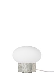Mammut 18cm Gris lámpara de mesa De Globen Lighting - La base de la l&aacute;mpara est&aacute; equipada con una pantalla de cristal redonda, blanca mate y aplanada, de un tama&ntilde;o ligeramente sobredimensionado, que crea una expresi&oacute;n l&uacute;dica.