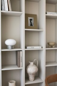 Mammut 18cm Gris lámpara de mesa De Globen Lighting - La base de la l&aacute;mpara est&aacute; equipada con una pantalla de cristal redonda, blanca mate y aplanada, de un tama&ntilde;o ligeramente sobredimensionado, que crea una expresi&oacute;n l&uacute;dica.