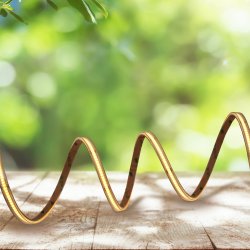 Strip (5m) Blanco De Lightson - La tira de luz flexible y adaptable (5m con cable de arranque de 3m) ofrece una luz blanca cálida homogénea, perfecta para zonas que a veces pueden resultar difíciles de iluminar y donde se quieren reforzar líneas en el jardín o en fachadas.