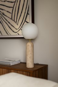 Torrano 53cm Travertino beige lámpara de mesa De Globen Lighting - La lámpara está equipada con un cable transparente de 200 cm de longitud con interruptor y enchufe.
