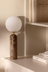 Torrano 53cm mármol marrón lámpara de mesa De Globen Lighting - La lámpara está equipada con un cable transparente de 200 cm de longitud con interruptor y enchufe.