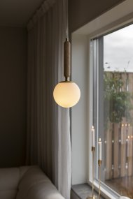 Torrano Ø15 Travertino beige lámpara de ventana De Globen Lighting - La piedra es un material natural, y el color y las tonalidades del jaspeado varían, creando un patrón único en cada pieza.