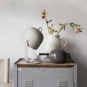 Svejk 30cm Beige lámpara de mesa De CO Bankeryd - La lámpara de mesa Svejk tiene una luz suave y sirve tanto como lámpara de lectura como detalle decorativo de decoración.