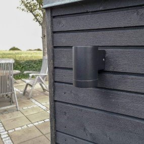 Stege Negro lámpara de exterior De Dyberg Larsen - La lámpara de exterior Stege es la elección perfecta para quienes desean combinar un diseño elegante con funcionalidad.